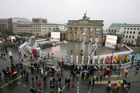 Berlíňané protestují proti drahým nájmům. Nazí