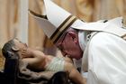 Lidé se stali chamtivými, pamatujte na chudé a lásku k bližním, vyzval papež