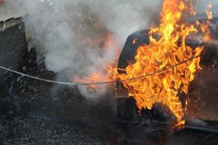 Při požáru doma utrpěla žena těžké popáleniny
