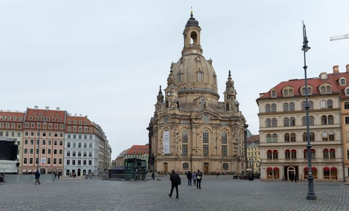 Barokní kostel Frauenkirche, jeden ze symbolů Drážďan, na aktuální fotografii. Při bombardování v roce 1945 byl zcela zničen, obnoven byl až v roce 2005.