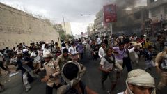 Jemen - demonstrace proti Húsíům ve městě Táizz