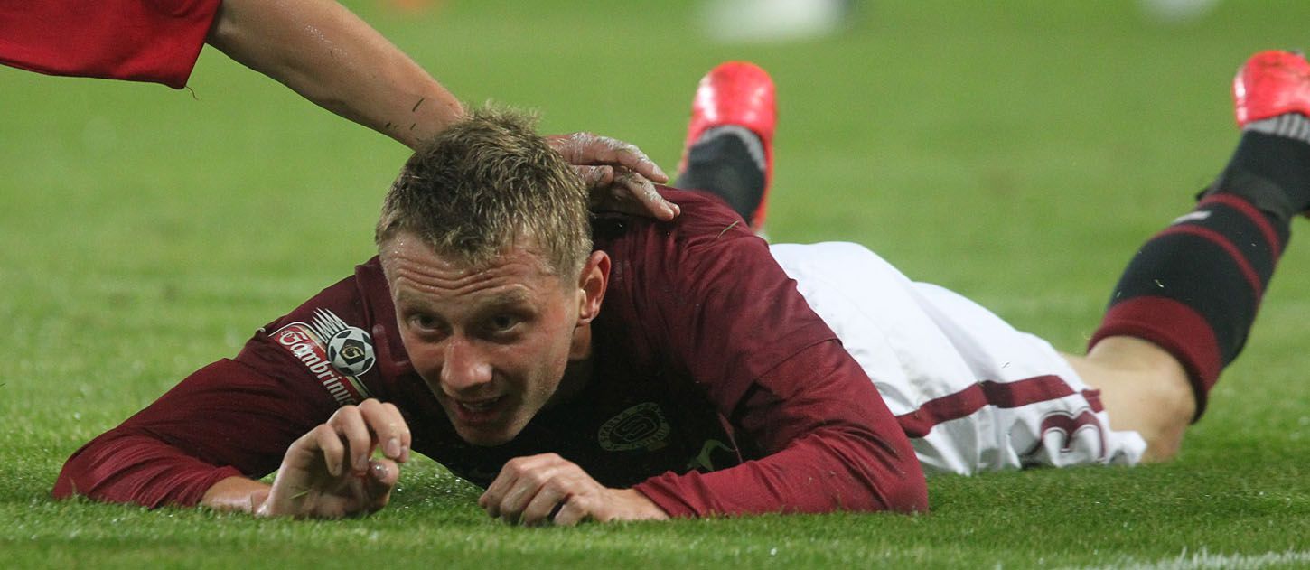 Fotbalista pražské Sparty Ladislav Krejčí po pádu v utkání 9. kola Gambrinus ligy 2012/13 se Slávií.