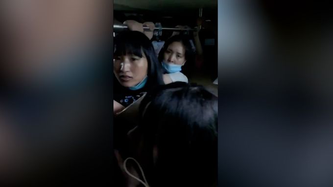 Povodně uvěznily lidi v soupravách metra v čínském městě Čeng-čou. Nejméně dvanáct lidi nepřežilo.