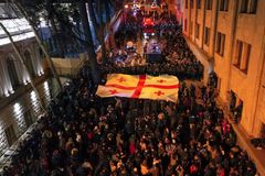 Demonstranti uspěli. Gruzínský parlament zamítl zákon o zahraničních agentech