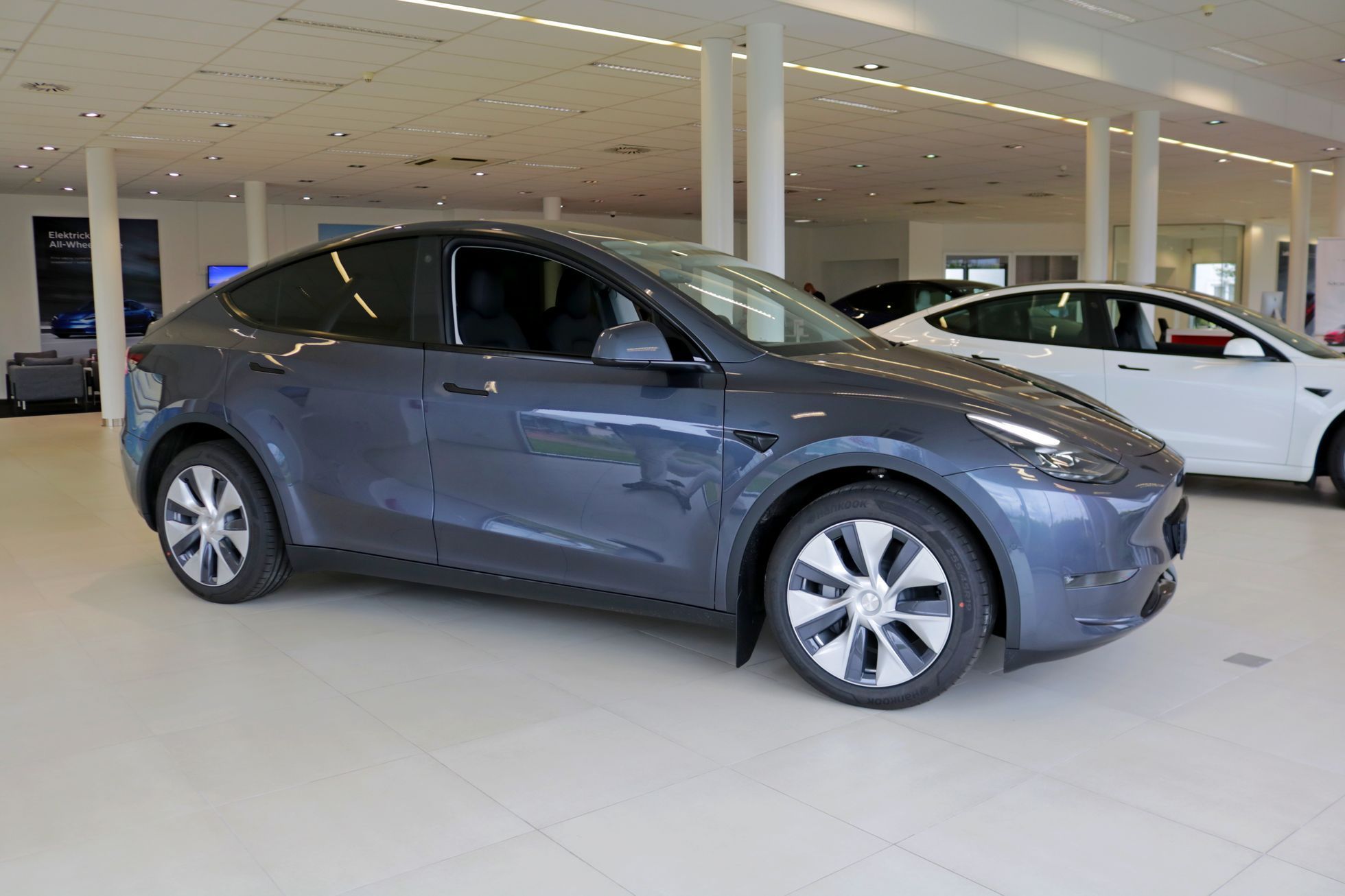 Tesla Model Y na autosalonu v Praze