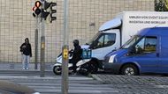 Když před semaforem není prostor, zastaví motorkář klidně i na přechodu pro chodce.