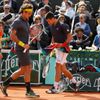 Roger Federer a Novak Djokovič se míjejí během semifinále French Open 2012