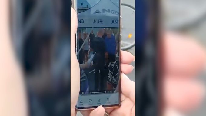 Čtyřiašedesátiletý muž, který na Babiše zaútočil, je podezřelý z výtržnictví a z pokusu o ublížení na zdraví.