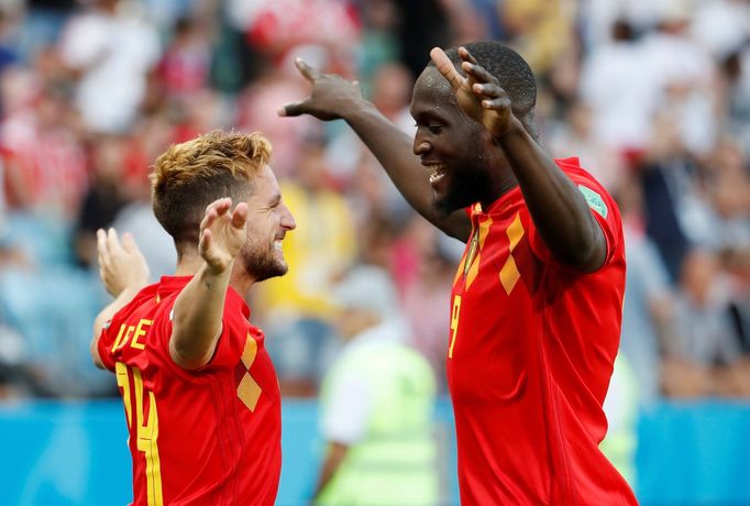 Dries Mertens a Romelu Lukaku se radují z prvního gólu Belgie.