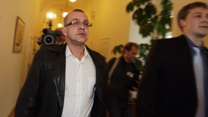 Rebel Jaroslav Škárka přichází do Poslanecké sněmovny, jednání klubu se ale nezúčastnil.