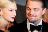 Carey Milligan a Leonardo DiCaprio před zahajovací projekcí letošního festivalu v Cannes rozdávali úsměvy. Festival poprvé začal filmem, který nebyl uveden ve světové premiéře.