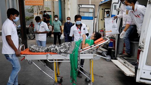 Některé nemocnice v Indii přestávají přijímat další pacienty, dokud se problém s kyslíkem nevyřeší.