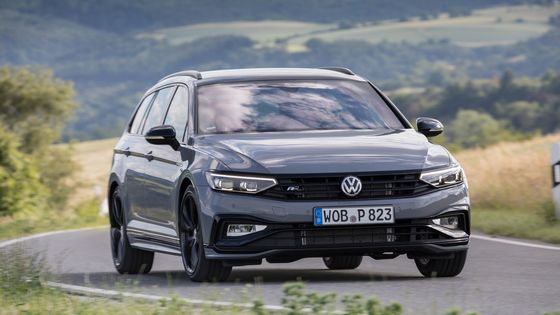 Za volantem konkurenta Superbu. Volkswagen Passat pozná, jestli neřídíte kolenem