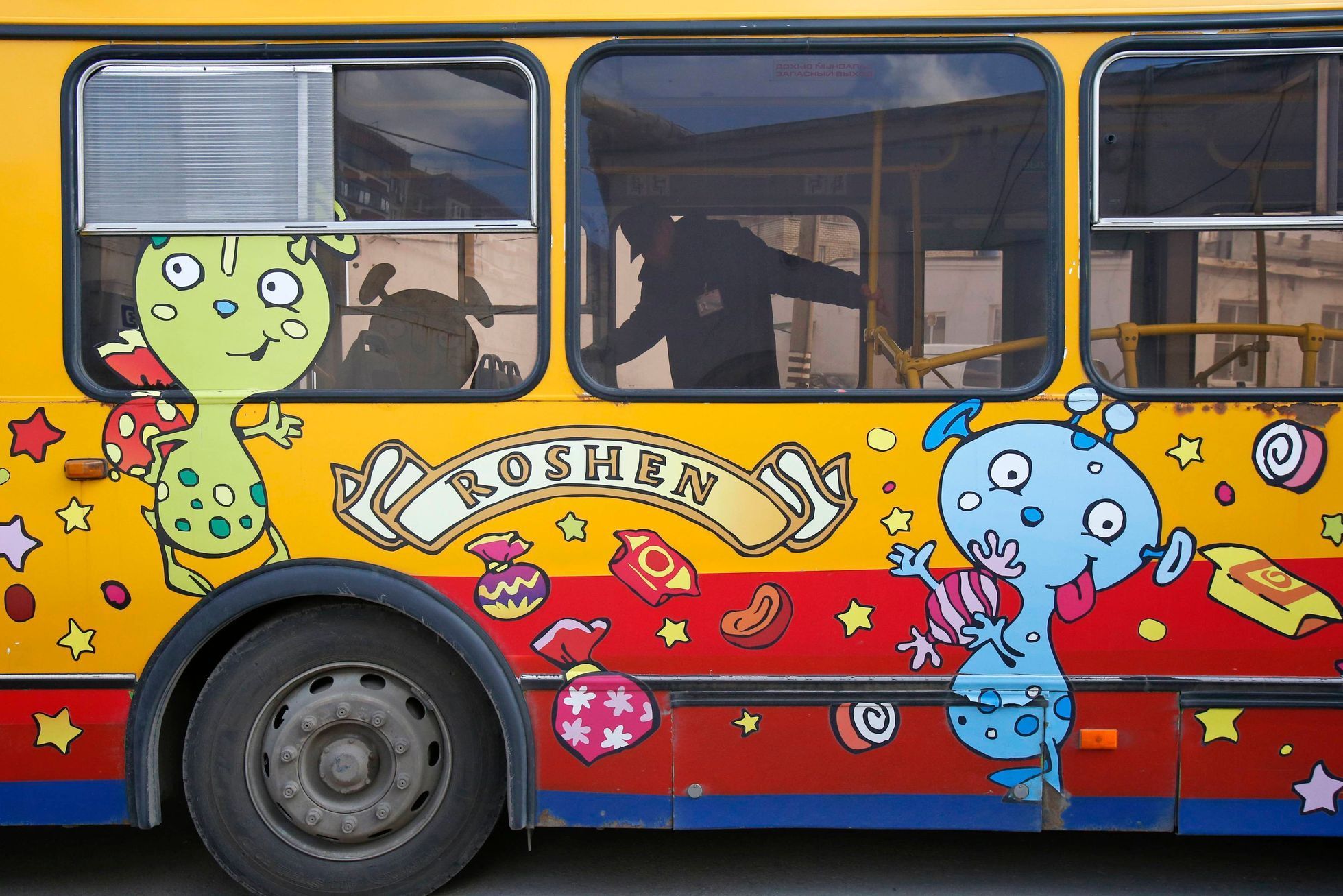 Autobus s reklamou na cukrovinky Rošen.