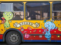 Autobus s reklamou na cukrovinky Rošen.