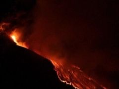 Sicilská Etna příliš nepřipadá v úvahu, erupce podobných rozměrů by byla vidět na stovky kilometrů daleko.