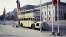 Fotografie zobrazuje dvoupatrový autobus na ulici Unter den Linden ve východním Berlíně poblíž Bebelplatz. Vlevo je městská knihovna, vpravo Humboldtova univerzita. 1961