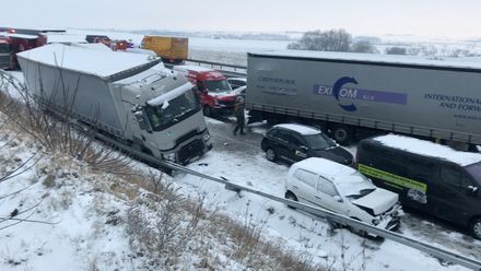 VIDEO: Kamiony i osobní auta v sobě. Zasněženou D1 u Brna zablokovala hromadná nehoda