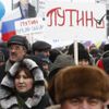 V Moskvě demonstrují desetitisíce Putinových přívrženců