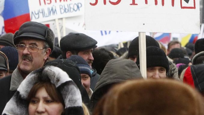 Putin má podporu velké části Rusů, jeho věrní svolali před volbami několik demonstrací.