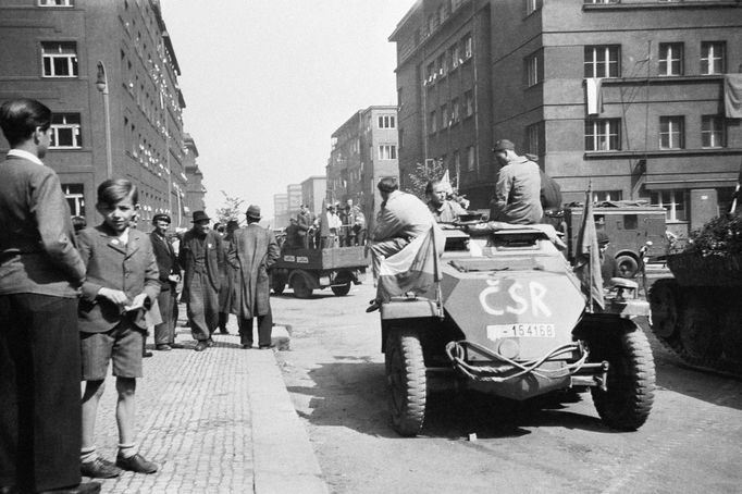 Povstalci v ulicích během květnového povstání v Praze na Pražačce (Žižkov). Foto z května roku 1945.