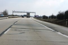 Silnice budou lepší. Kalousek dá 2 miliardy na opravy