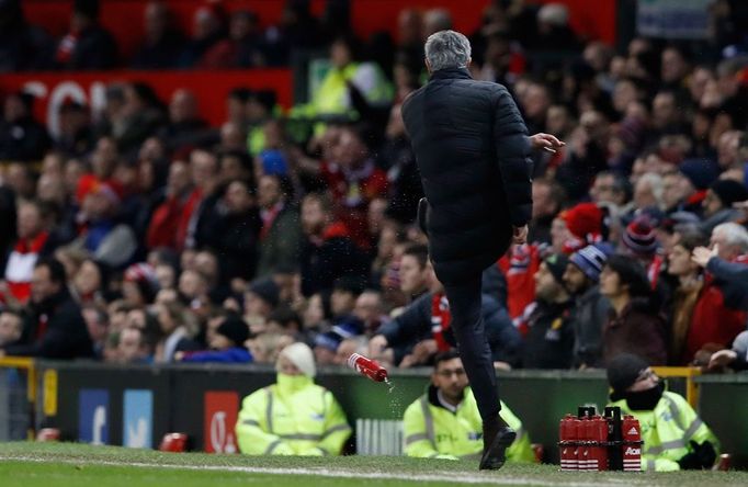 José Mourinho nakopl lahev a musel na tribunu