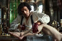 Polidštěné monstrum. Nový Frankenstein zkoumá jizvy, které otcové způsobují synům