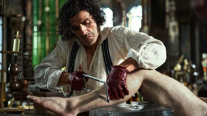 Film Frankenstein je k vidění na platformě Netflix od 7. listopadu. Na snímku Oscar Isaac v roli šíleného vědce Victora Frankensteina.