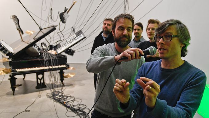Na snímku ze zahájení výstavy Milan Cais drží mikrofon spoluhráči Markovi Huňátovi alias Mardošovi.