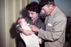 Taylorová s manželem Michaelem Wildingem a miminkem v roce 1953.