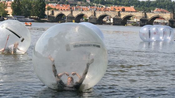 Fotky: Začaly tropy. Zaručené tipy, jak v Praze přežít 35 °C