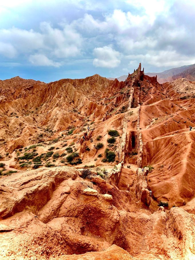 Krajina na jižním pobřeží jezera Issyk-Kul připomíná planetu Mars. Skalní útvar v kaňonu Pohádka se jmenuje Čínská zeď.