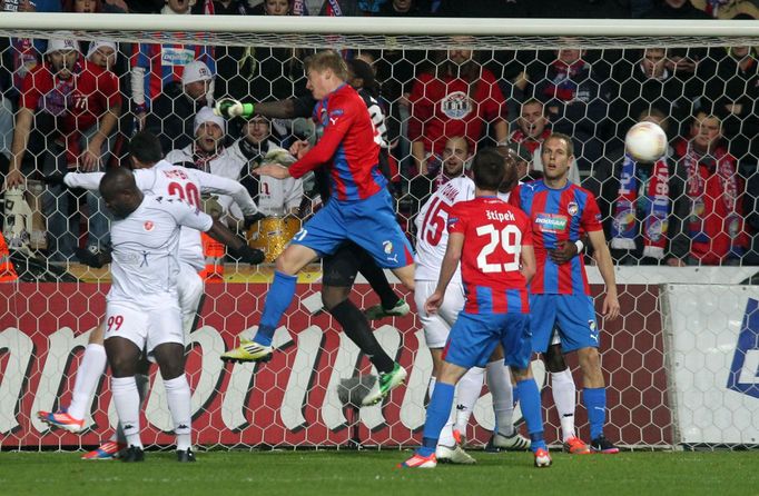 Fotbalisté Plzně Václav Procházka, David Štípek a Daniel Kolář útočí přes Toto Tamuze a brankáře Édela Apoulu (zleva) v utkání proti Hapoelu během Evropské ligy 2012/13.