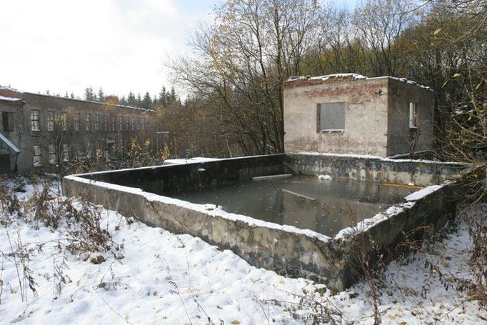 Provozní budovy Adama zůstaly relativně zachovány.