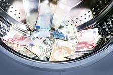 Z českých bank zmizelo „špinavých“ sto miliard. Policii se je nepodařilo zastavit