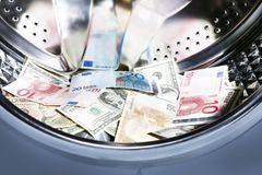 Z českých bank zmizelo „špinavých“ sto miliard. Policii se je nepodařilo zastavit