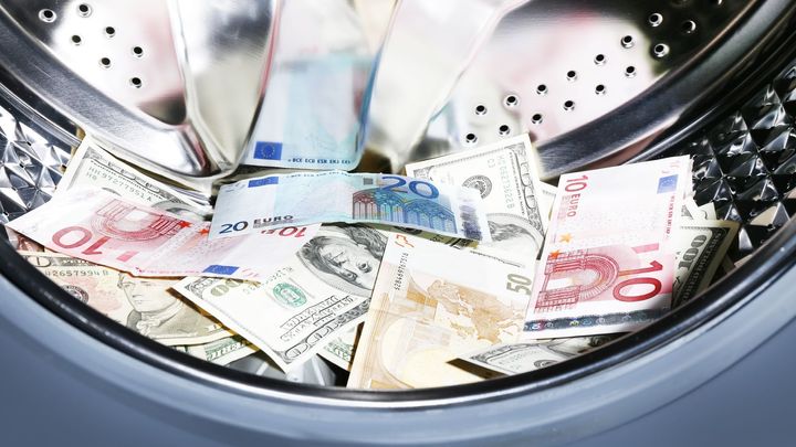Z českých bank zmizelo „špinavých“ sto miliard. Policii se je nepodařilo zastavit; Zdroj foto: Shutterstock