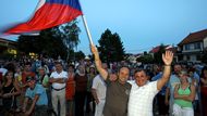 Od 18 hodin tu lidé čekají na Davida. Je 20:30 a zlatý olympijský střelec je údajně již u Brna.