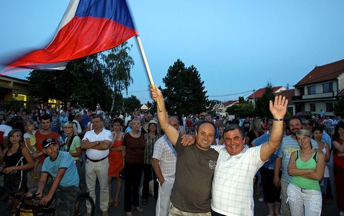 Od 18 hodin tu lidé čekají na Davida. Je 20:30 a zlatý olympijský střelec je údajně již u Brna.