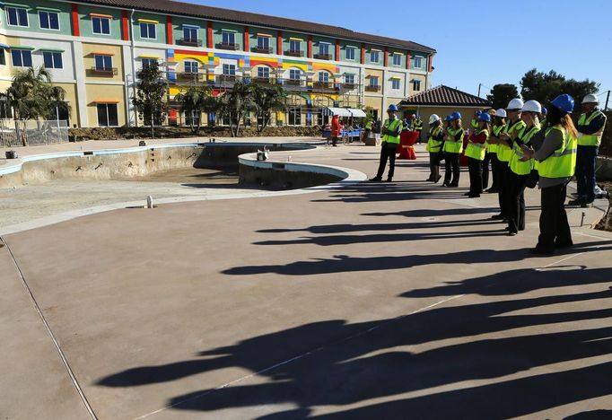 Guests and media gather for a tour as construction continues in North America's first ever Lego Hotel being built at Legoland in Carlsbad, California January 17, 2013. The three-story, 250-room hotel will open on April 5. REUTERS/Mike Blake (UNITED STATES - Tags: SOCIETY TRAVEL) Published: Led. 17, 2013, 10:58 odp.