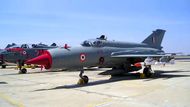 MiG-21 s charakteristickým tlumičem rázů v kuželovém nose.