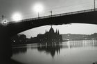 Druhá světová válka naopak měla na město katastrofální dopad. Kromě ztrát na lidských životech byly zničeny i významné památky. Mezi nimi například každý z mostů vedoucí přes Dunaj, které nacisté vyhodili do povětří. Autor snímku zachytil v roce 1929 noční pohled na Markétin most a parlament v Budapešti.