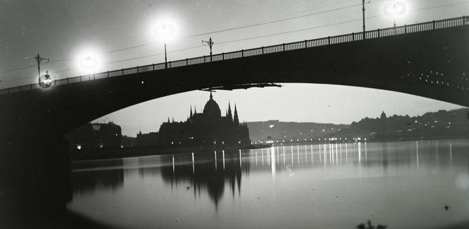 Noční pohled na Markétin most a parlament  v Budapešti. Rok 1929