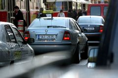 Parkovací zóny v Praze se opět odkládají