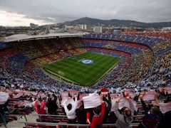 Zaplněný Camp Nou při zápase fotbalistek Barcelony a Realu v LM