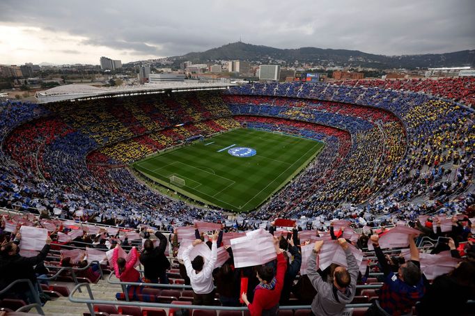 Zaplněný Camp Nou při zápase fotbalistek Barcelony a Realu v LM