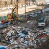 Demolice romského tábořiště na odstaveném kolejišti nedaleko Paříže.