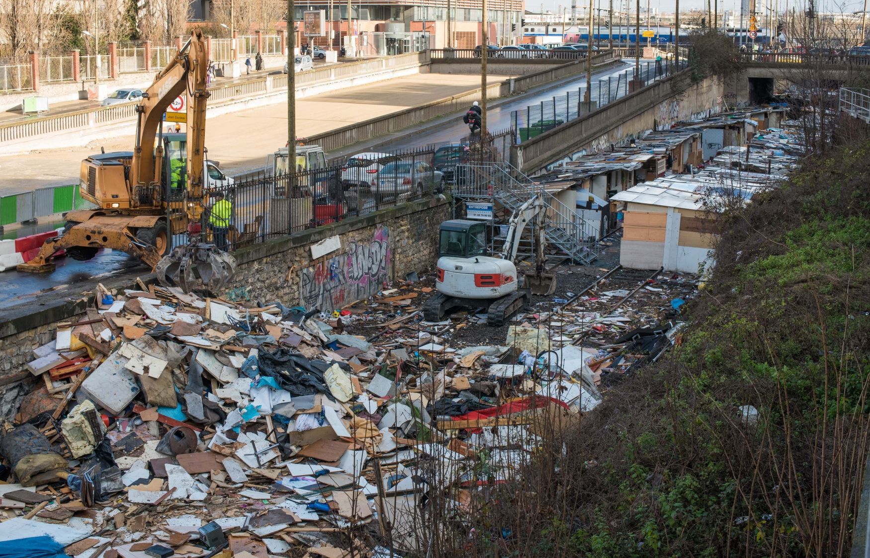 Demolice romského tábořiště na odstaveném kolejišti nedaleko Paříže.