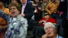 Delegates listen to speeches during the first day of the Democratic National Convention in Charlotte, North Carolina, September 4, 2012. REUTERS/Eric Thayer (UNITED STATES - Tags: POLITICS ELECTIONS) Published: Zář. 4, 2012, 10:47 odp.